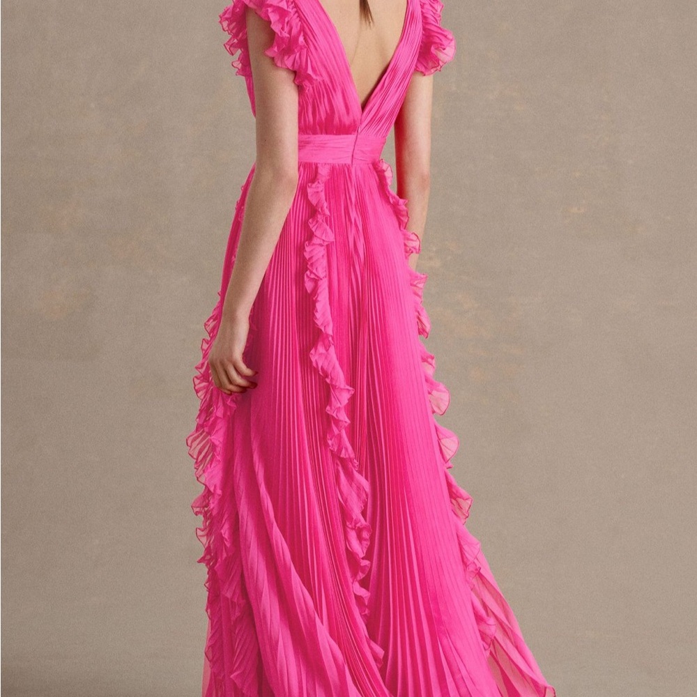 Pink Maxi Gown with Flutter Cap Sleeves and V-Neckline
1 measurement waist - Picture 2 of 9